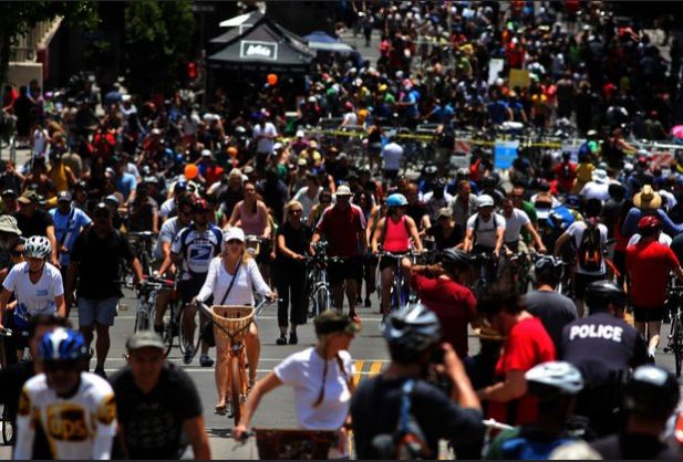 CicLAvia fills Wilshire Boulevard with bicycles