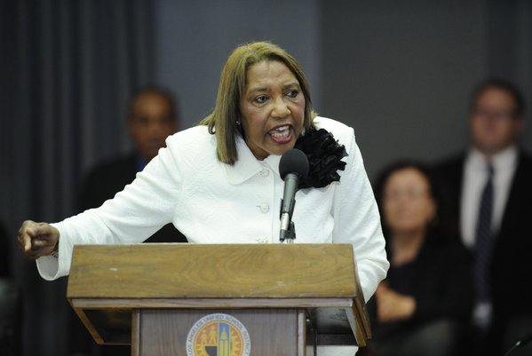 Vote delayed to January on L.A. Unified’s iPad program