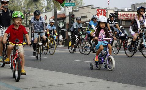 Thousands turn out for first-ever CicLAvia in Pasadena